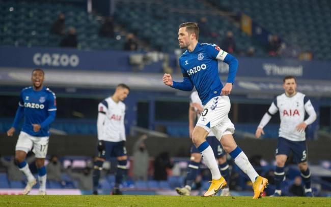 于比分胶着 于比分胶着